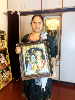 Happy customer receiving artwork from Athmakala